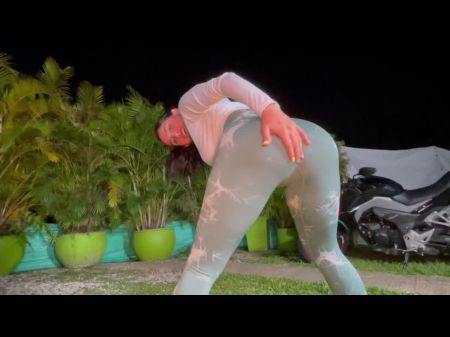 latina mamando pene en pared