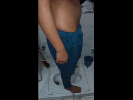 indian deshi village owmanwith saree pee bathroom scandal hd