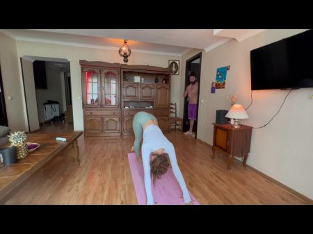 son help mom stretch after gym