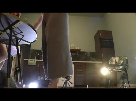 babe gives double handjob