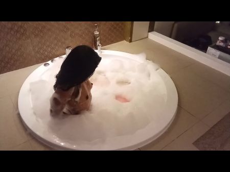 le pegan y se la follan entre varios